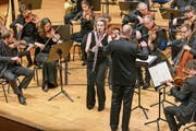 Die Klarinettistin Sabine Meyer und das Kammerorchester Basel unter der Leitung von Paul McCreesh. (Bild: Roger Grütter (Luzern, 12. Mai 2019)