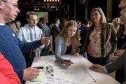 Die Teilnehmer des Generationentalk sammeln in TischrundenIdeen und schreiben sie auf. (Bild: PD/Augenweiden-Stefan Rötheli)