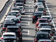 Die Zahl der in der Schweiz und Liechtenstein neu zugelassenen Autos im April wieder deutlich angestiegen. (Bild: KEYSTONE/ALEXANDRA WEY)