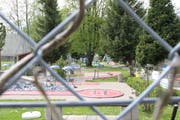 Die Minigolfanlage in Wattwil liegt gleich neben dem Schwimmbad. (Bild: Martin Knoepfel)