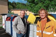 Weniger, dafür ordentlichere Sammelstellen: Claudio Pallecchi, Leiter Bauverwaltung (links), und Noldi Keller, Vorarbeiter, kontrollieren die Sammelstelle an der Hauptstrasse. (Bild: hb)