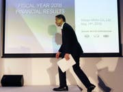 Nissan-Chef Hiroto Saikawa muss an der Bilanz-Medienkonferenz eine Halbierung des Gewinns bekanntgeben. (Bild: KEYSTONE/AP/KOJI SASAHARA)