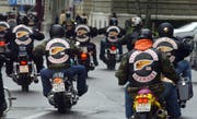 Rund 25'000 Biker begeben sich ins Zentrum der Stadt Bern, um an der Toeff Demo "Pro Moto", am Samstag, 17. Mai 2003 zu protestieren. Verschiedene Motorradclubs (MC) wie zum Beispiel die Hells Angels, kuemmern sich nicht um das Verbot, die Innenstadt zu befahren, und preschen mit ihren Motorraedern vor dem Bundehaus vorbei, stadtauswaerts. (KEYSTONE/Edi Engeler) === ELECTRONIC IMAGE ===