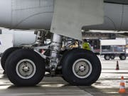 Der blinde Passagier versuchte, sich im Fahrwerk eines Frachtflugzeuges zu verstecken. (Bild: Keystone/GAETAN BALLY)