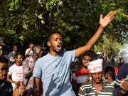 Nach der Einigung des Militärs und der Opposition im Sudan auf eine Teilung der Macht ist die Gewalt am Montagabend wieder aufgeflammt. (Bild: KEYSTONE/AP/SALIH BASHEER)