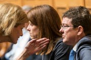 Liberale Rezepte für die Klimapolitik: Am 1. Juni werden FDP-Nationalrätin Doris Fiala (links), Petra Gössi (Mitte) und SVP-Präsident in Hunzenschwil über dieses Thema sprechen. (Bild: Alessandro della Valle/Keystone, Bern, 8. Mai 2019)