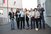 Stärkung nach der Versammlung (von links): Ruben Schuler, Andrea Abderhalden-Hämmerli, Simon Seelhofer, Susanne Vincenz-Stauffacher, Tobias Kobelt, Imelda Stadler und Nicolas Stillhard (Bild: Martin Knoepfel)