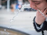 Beliebter Durstlöscher: Drei Viertel der Schweizer Bevölkerung trinken regelmässig Wasser aus dem Hahnen. (Bild: KEYSTONE/MELANIE DUCHENE)