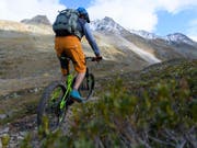 Der Verkauf von E-Mountainbikes ist im vergangenen Jahr um über 50 Prozent auf rund 54'000 Stück angestiegen. (Bild: KEYSTONE/GIAN EHRENZELLER)
