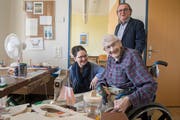 Oskar Isenschmid, mit Pflegedienstleiterin Regula Wisler und Heimleiter Leo Müller, wohnt seit Eröffnung im Dösselen. (Bild: Boris Bürgisser, 14. Mai 2019)