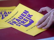 Alles bereit für den Frauenstreik: Die Flugblätter sind gedruckt. (Bild: KEYSTONE/MARCEL BIERI)