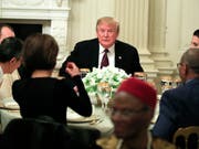US-Präsident Donald Trump hat sich am Montagabend bei einem Abendessen zuversichtlich für eine Lösung des Handelsstreits mit China gezeigt. (Bild: KEYSTONE/AP/MANUEL BALCE CENETA)