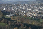 Die Stadt St.Gallen von Osten her. Aus dem Siedlungsgebiet ragen die hohen Wohnüberbauungen des östlichen Stadtrands und der Silberturm. Ebenfalls ein prägender Bau ist das höchste Gebäude der Stadt, das 78 Meter hohe schwarz-weisse Hochhaus des Kantonsspitals. (Bild: Ralph Ribi - 9. November 2006)