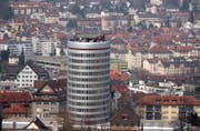 Für viele das schönste Hochhaus der Stadt St.Gallen: der Silberturm in der Grossacker-Überbauung. (Bild: Michael Freisager - 30. Juni 2005)