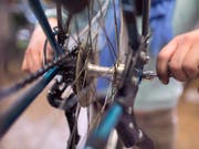 Wer ein Velo zum Flicken in ein Repair-Café bringt, kann es in drei von vier Fällen vollständig repariert wieder mitnehmen. (Bild: KEYSTONE/GAETAN BALLY)