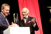 Anton Mosimann freut sich über die Auszeichnung, die er von GastroSuisse-Präsident Casimir Platzer erhält. (Bild: Donato Caspari)