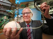 Der Elektroingenieur Rainer Mallebrein zeigt die von ihm entwickelte erste Computermaus. Weltweit gibt es nur noch vier Exemplare. (Bild: Keystone/DPA/DIETER MENNE)