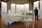 Palliative Care hat auch den Weg ins Museum gefunden: eine Ausstellung im Waaghaus in St. Gallen. (Bild: Hanspeter Schiess)