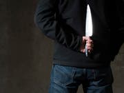 Mit einem 31 Zentimeter langen Messer stach der Tunesier auf seine Ehefrau ein. (Bild: KEYSTONE/JEAN-CHRISTOPHE BOTT)