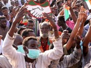 Sudanesische Protestanten demonstrieren weiter vor dem Armee-Hauptquartier in Khartum. (Bild: Keystone/EPA/STRINGER)