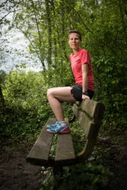 Die Ultraläuferin Kim Baner trainiert viermal pro Woche. Am Wochenende macht sie einen Vier- bis Sechs-Stunden-Lauf. (Bild: Benjamin Manser)