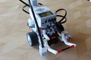 Der Roboter ist so konzipiert, dass er eigenständig an ein Ziel fahren und dort eine Lampe auswechseln kann.