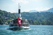 Das Dampfschiff Uri der SGV bei der Abfahrt von der Landungsbrücke 1 in Luzern. (Bild: Dominik Wunderli, Luzern, 14. Mai 2019)