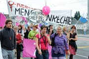 Am 14. Juni kommt es landesweit zum Frauenstreik. Im Bild: Frauenaktionstag vor acht Jahren auf den Luzerner Strassen. (Bild: Maria Schmid, 14. Juni 2011)