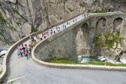 Eine ehemalige Wandergruppe auf der Teufelsbrücke während des Gotthardmarsches. (Bild: Gotthardmarsch)