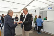 Er war der erste von fast 16'000 Besucherinnen und Besucher. Peter Kroll begrüsste am Freitagmittag den allersten Gast der TOM 2019 mit einem kleinen Präsent. (Bild: Sabine Camedda)