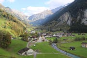 Das Dorf Unterschächen im Herbst.