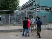 Die Zahl der Asylgesuche in der Schweiz ist im April erneut deutlich zurückgegangen. (Bild: KEYSTONE/TI-PRESS/CARLO REGUZZI)