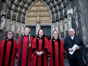 Die ersten vier Domschweizerinnen im Kölner Dom. (Bild: Keystone/DPA/OLIVER BERG)