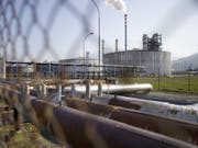 Rückbau ab 2020: Die Raffinerie in Collombey-Muraz war eine von zwei Schweizer Raffinerien und verarbeitet Rohöl zu verschiedenen Treibstoffen wie Benzin und Diesel sowie zu Heizöl. (Bild: Keystone/MARTIN RUETSCHI)