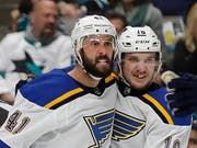 St. Louis' 3:2-Torschütze Robert Bortuzzo (links) zeigt den Sharks beim Jubel mit Teamkollege Robert Thomas die Zähne (Bild: KEYSTONE/AP/BEN MARGOT)