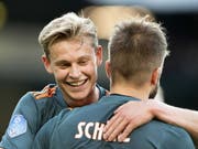 Frenkie de Jong herzt 1:0-Torschütze Lasse Schöne (Bild: KEYSTONE/EPA ANP/OLAF KRAAK)