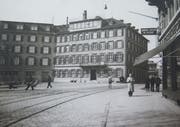 Der Gebäudekomplex des alten Union am westlichen Ende des Marktplatzes bestand aus drei Häusern. Es wurde 1950/51 durch das heutige Gebäude ersetzt. Das Bild aus der Sammlung Zumbühl datiert aus den 1940er-Jahren. (Bild: Ortsbürgergemeinde der Stadt St.Gallen)