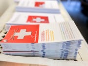 Ab 1. Juni können Rumänen und Bulgaren im Rahmen des freien Personenverkehrs ohne Beschränkung in die Schweiz ziehen. Im Bild Informationsbroschüren in Graubünden für neu Zugezogene. (Bild: KEYSTONE/GAETAN BALLY)