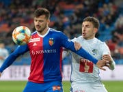 Der Basler Torschütze Albian Ajeti (links) im Duell mit Luzerns Olivier Custodio (Bild: KEYSTONE/GEORGIOS KEFALAS)