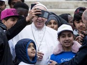 Nach der Fahrt mit dem Papamobil gab für die Kinder aus Syrien, Nigeria und dem Kongo noch ein Selfie mit dem Papst. (Bild: Keystone/EPA ANSA/ANGELO CARCONI)