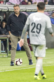 Das letzte Spiel, in dem Rahmen Hemd, feine Hose und modische Schuhe trug: Die Auswärtspleite am 11. Spieltag in Genf. (Bild: Freshfocus)