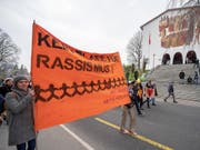 Der Auftritt einer Gruppe im Stile des Ku-Klux-Klans in Schwyz führte im April Rassismusgegner auf die Strasse. (Bild: KEYSTONE/URS FLUEELER)