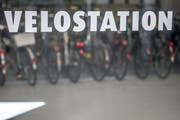 Die Velostation unter der FHS beim Hauptbahnhof St.Gallen: Das Velo sicher parkieren und neu auch Leih-Gegenstände von teildoch.st abholen. (Bild: Michel Canonica - 22. Mai 2015)