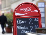 Der Verkäufer liess sich nicht einschüchtern und reagierte auf den Messerangriff mit einem Dönerspiess. (Bild: KEYSTONE/AP dapd/JOERN HAUFE)