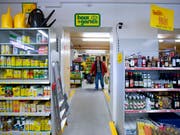 Online-Shopping befindet sich in der Schweiz zwar auf dem Vormarsch, das «Lädeli» hat aber noch nicht ausgedient. Die Mehrheit der Schweizer kauft immer noch hauptsächlich im Laden ein. (Bild: KEYSTONE/GAETAN BALLY)
