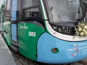 Bei der Eröffnung des französischen Streckenabschnitts noch mit Blumen geschmückt, müssen die Basler Trams dort inzwischen von Sicherheitspersonal begleitet werden. (Bild: KEYSTONE/GEORGIOS KEFALAS)