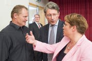 Ex-Skifahrer Paul Accola (links) im Gespräch mit Unternehmerin Magdalena Martullo-Blocher. (Bild: KEY)