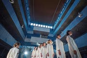 Die «Mädchen in Uniform» des Kantitheaters Alpenquai in der eisigen Atmosphäre des blauen Trakts. (Bild: Pius Amrein, Luzern, 9. Mai 2019)