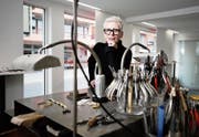 Zehn Jahre lang wirkte Brigitte Moser in ihrem Atelierladen an der Dorfstrasse in Baar. Nun beginnt eine weitere Episode im Leben der Schmuckdesignerin. (Bild: Stefan Kaiser (10. mai 2019))