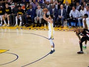 Stephen Curry bei einem seiner drei Punkte (Bild: KEYSTONE/EPA/JOHN G. MABANGLO)